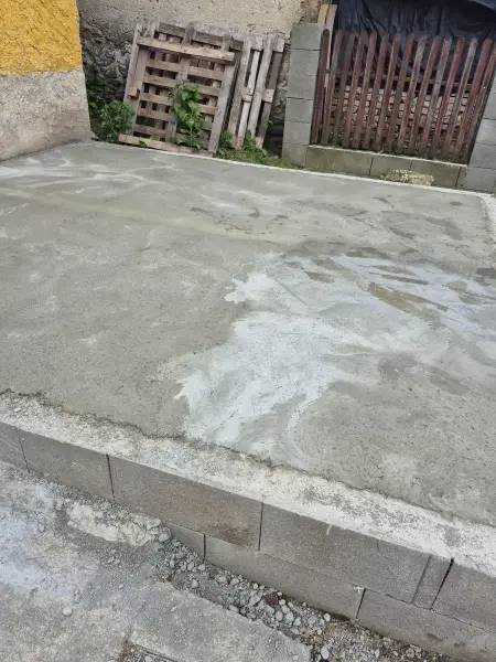 A kész betonfelület a kapu felől.