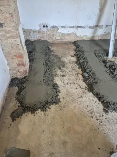 A vezetősávok terítése a helyiségben.