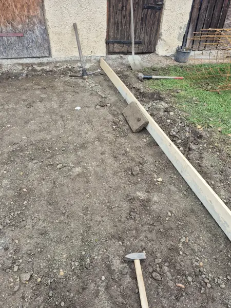 A kitűzött, zsaluzott bejáró-felület.