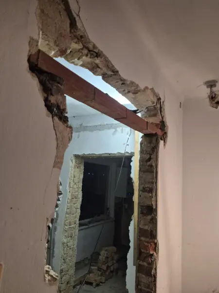 Az új áthidaló beépítve a nyílás fölé.