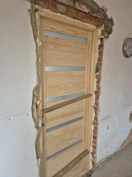 Az új ajtó a helyén, a káva javítása előtt.