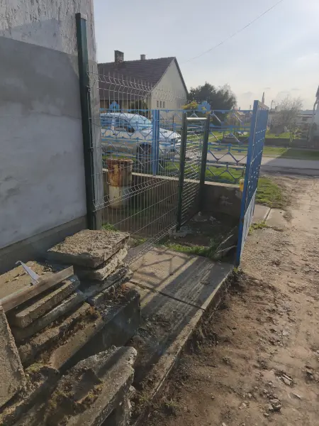 Az elkészült kerítésszakasz.