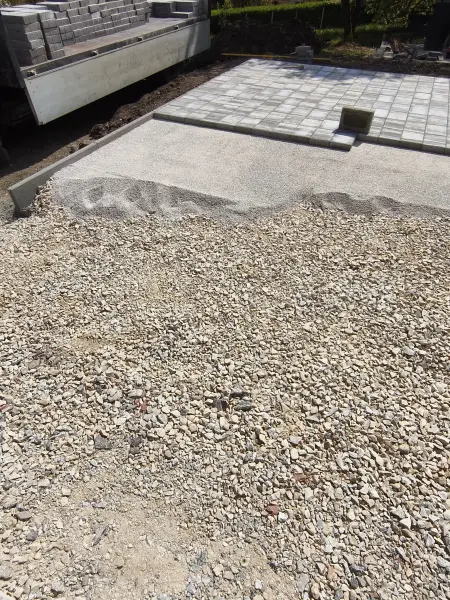 Az elterített, tömörített zúzottkő ágyazat.