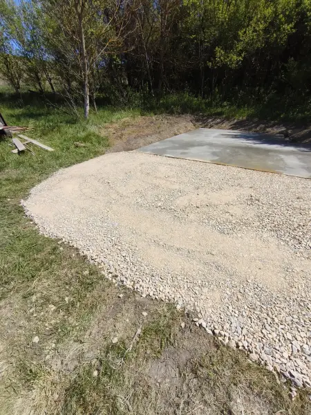 A kész állapot: betonozott felület és zúzottkő út.